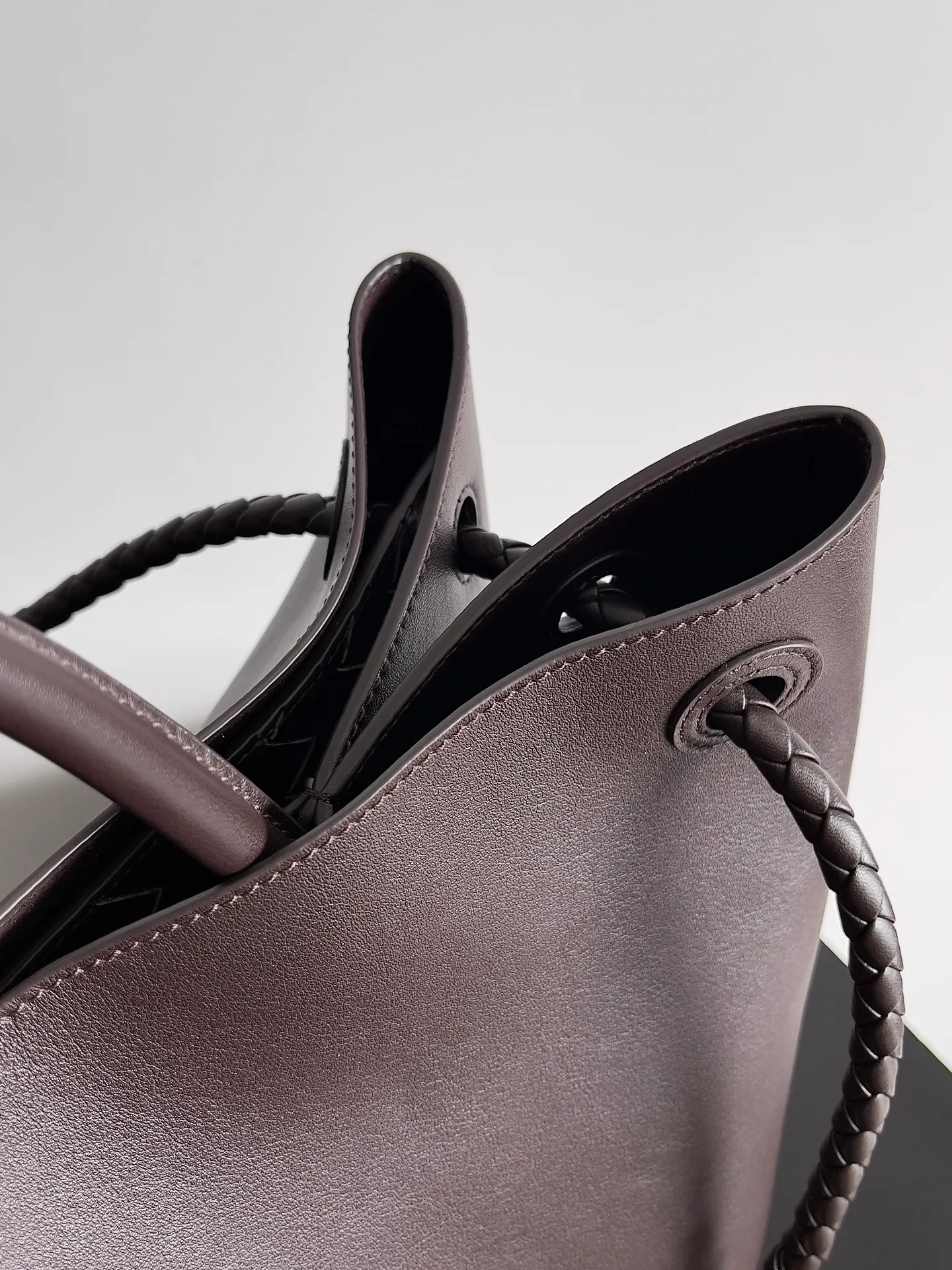Batch 2960 BV The all-leather Andiamo is new, a very casual splayed buckle bag, which also means that its weight is very light, which greatly reduces our burden when going out for shopping. It can be carried cross-body, hand-held, or carried under the armpit. Taking into account the different backpacking habits of people, the simple design brings us more inspiration. Matched with various keychains and dolls, it will become the finishing touch in the outfit. Medieval style and modern style can also be perfectly blended🫧🫧 Style number: 806010 Size: 42*35*18cm